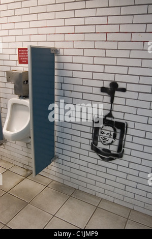 Graffiti, die mexikanische Präsident Felipe Calderon in ein Urinal zeigt Stockfoto