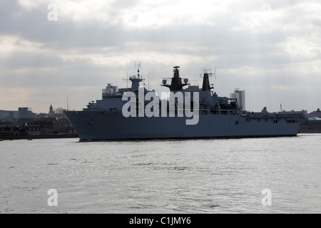 L15 HMS Bulwark segelt auf der Themse Stockfoto