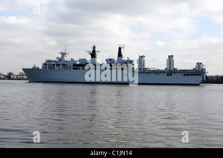 HMS Bulwark segelt auf der Themse Stockfoto