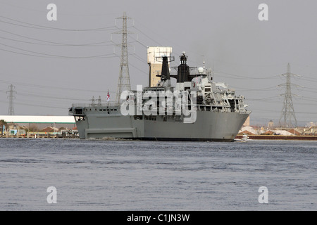 HMS Bulwark segelt hinunter den Fluß Themse Stockfoto