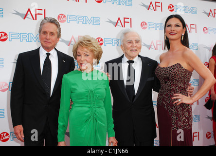 Michael, Diana Dill, Kirk Douglas und Catherine Zeta Jones AFI Lifetime Achievement Award: A Tribute to Michael Douglas anlässlich Stockfoto