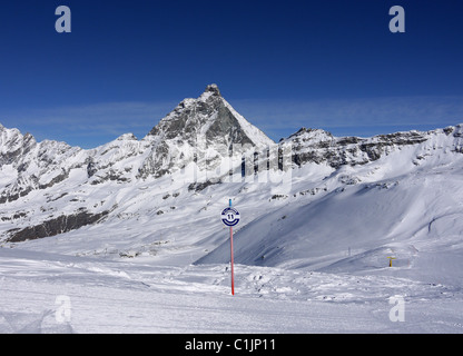 Beginn der langen Ski bis Val Tournache, Italien von Cervinia mit Monte Cervino im Hintergrund aka Matterhorn Stockfoto