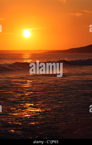 Sonnenuntergang über Meer von Southerdown in Wales. Blick in Richtung Porthcawl. Stockfoto