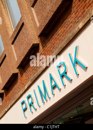 Melden Sie außen Primark low-Cost-Bekleidungsgeschäft in Derby England UK Stockfoto