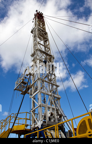 Cuadrilla Resources Bohrgeräte und Arbeitsoverderrick-Bohranlage auf dem Shale Gas Well Drill Site, Presse Hall Farm, Singleton, Blackpool, Lancashire, Großbritannien Stockfoto