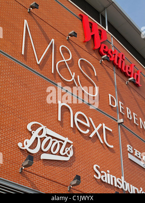 Einkaufszentrum Westfield Derby mit Zeichen Werbung Geschäfte innerhalb der komplexen Derbyshire England UK Stockfoto