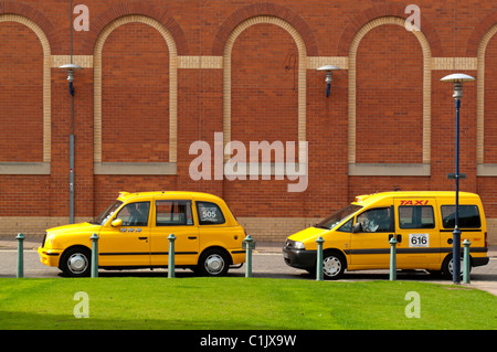 Zwei lizenzierte gelben Taxis geparkt an einem Taxistand im Stadtzentrum von Derby England UK Stockfoto