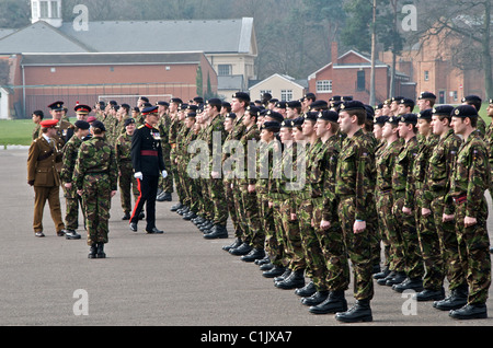 University of London Officers' Training Corps Athlone Firma Pass aus Parade am Royal Military Academy in Sandhurst 20.03.2011 Stockfoto