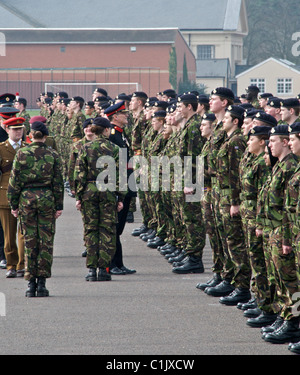 University of London Officers' Training Corps Athlone Firma Pass aus Parade am Royal Military Academy in Sandhurst 20.03.2011 Stockfoto