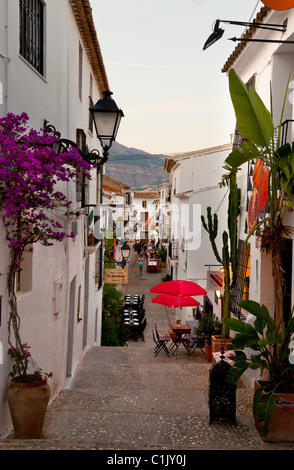 Eine Straße mit Ambiente in der malerischen Dorf Altea, Provinz Alicante, Costa Blanca, Valencia, Spanien Stockfoto