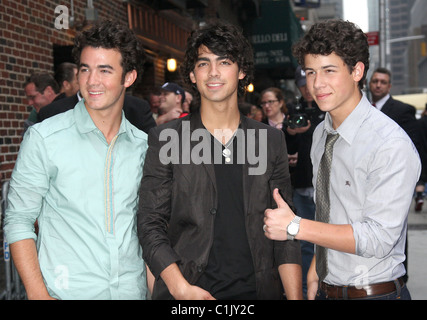 Kevin Jonas, Joe Jonas und Nick Jonas von der Band Jonas Brothers außerhalb der "Late Show with David Letterman" New York Stockfoto