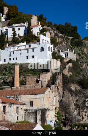 Alt- und Neubau in Frigiliana in Spanien. Stockfoto