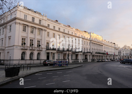 Im zeitigen Frühjahr auf der Südseite des gehobenen Belgrave Square in London in frühen Abend Sonnenlicht getaucht. Stockfoto