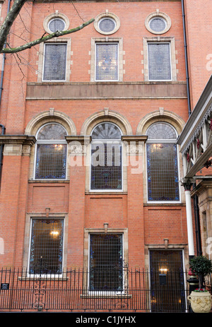 Klassischen viktorianischen roten Ziegeln und wunderschön detaillierte verbleites Glasfenster im Landmark Hotel in Marylebone. Stockfoto