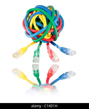 Ball der farbigen Netzwerkkabel und Stecker, Isolated on White Stockfoto