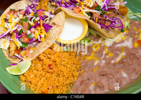 Tacos Abendessen mit Reis und gebratene Bohnen Stockfoto