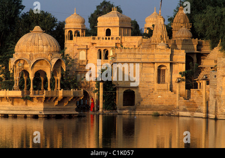 Staat Rajasthan, Indien, Jaisalmer, Pavillon auf Gadi Sagar reservoir Stockfoto