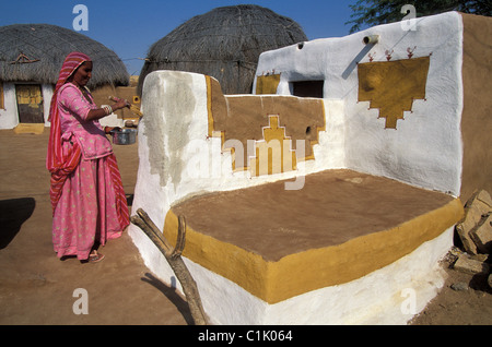 Indien, Rajasthan State, Jaisalmer Bereich, Thar-Wüste, Khuri Dorf dekoriert Haus für Diwali Feiern Stockfoto