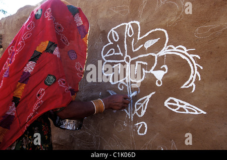 Indien, Rajasthan State, Jaisalmer Bereich, Thar-Wüste, Khuri Dorf dekoriert Haus für Diwali Feiern Stockfoto