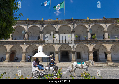 Pferd und Wagen außerhalb der alten Waffe Museum und Plaza Mayor, Antigua, Guatemala Stockfoto