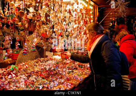 Frankreich, Haut Rhin, Colmar, Verkauf von dekorativen Objekten in den Hütten des Weihnachtsmarktes Stockfoto