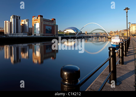 Newcastle-Gateshead-Kai in der Morgendämmerung - Ostsee, Sage Gateshead, Gateshead Millennium Bridge und Tyne Bridge zeigen Stockfoto