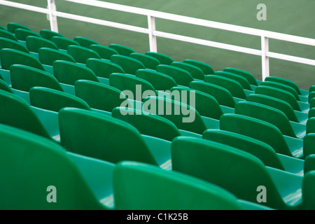 Rückansicht des Tennis Arena leere grüne Sitze Stockfoto
