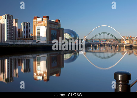 Newcastle-Gateshead-Kai in der Morgendämmerung - Ostsee, Sage Gateshead, Gateshead Millennium Bridge und Tyne Bridge zeigen Stockfoto