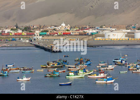 Stadt und Angeln Boote, Salaverry, Trujillo, Peru Stockfoto