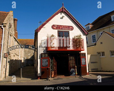 Salzig Restaurant und eine Bar neben dem Yarmouth Castle Yarmouth Isle Of Wight England UK Stockfoto