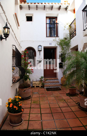Typische mediterrane Haus Veranda mit Blumen, Altea La Vieja, Altea La Vella, Altea, Alicante, Costa, Blanca, Valencia, Spanien Stockfoto