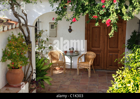 Typische mediterrane Haus Veranda mit Blumen, Altea La Vieja, Altea La Vella, Altea, Alicante, Costa, Blanca, Valencia, Spanien Stockfoto