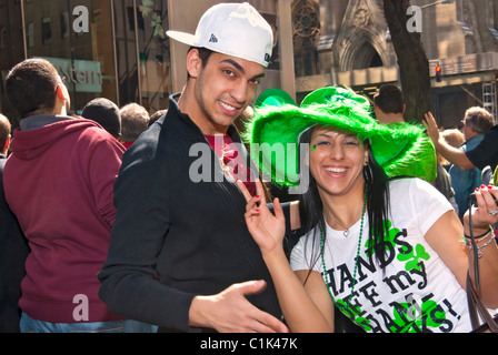 17. März 2011 - MANHATTAN: Am St. Patrick's Day Parade, attraktiver Mann und Frau großen grünen Hut lächelnd auf Betrachter Stockfoto