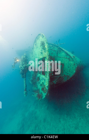 Eine Taucher untersucht die Waffe auf das Wrack der SS Thistlegorm am südöstlichen Ende des Sha'ab Ali Riff in das Rote Meer. Stockfoto