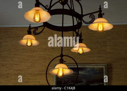 Frühe weißglühende Glühlampen von Edison erfunden Leuchten in einem Vintage schmiedeeiserne Leuchter in Fort Myers, Florida, USA. Stockfoto