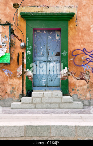 Graffiti deckt alte Haustüren die neue Steintreppen im Bereich Handwerker Barrio von Xochimilco, restauriert Oaxaca Mexico Stockfoto