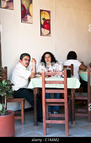 Mexikanische Paar genießt al Fresco Mittagessen im charmanten Restaurant im Landhausstil Oaxaca mit Front zu öffnen, auf der Straße Oaxaca Mexico Stockfoto