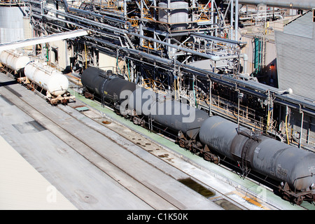 Waggons in einer Industrieanlage Stockfoto