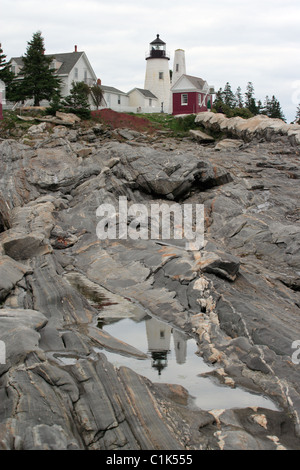 Ein Leuchtturm an der Küste von Maine. Stockfoto