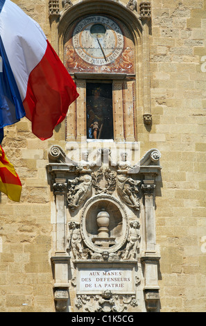 Bouches-du-Rhône, Frankreich, Aix-En-Provence, Uhrturm in Place de l ' Hotel de Ville (Rathausplatz), französische Flagge Stockfoto