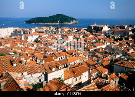 Kroatien, Dalmatien, Dubrovnik, Dächer der Altstadt zum Weltkulturerbe der UNESCO und die Insel Lokrum Stockfoto
