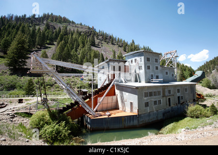 Eine verlassene verfallende gold Dredge befindet sich auf der Yankee Gabel des Salmon River in Custer in Idaho Stockfoto