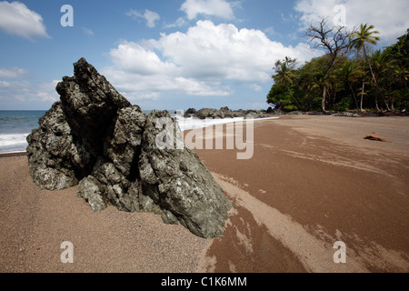 Strand-Rock-Formation auf den Spuren von Drake Bay zum Corcovado Nationalpark auf der Osa Halbinsel in Costa Rica Stockfoto