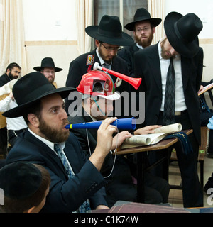 Purim jüdische Festival. Jerusalem. Israel. Lesung des Buches Esther in eine Synagoge Stockfoto