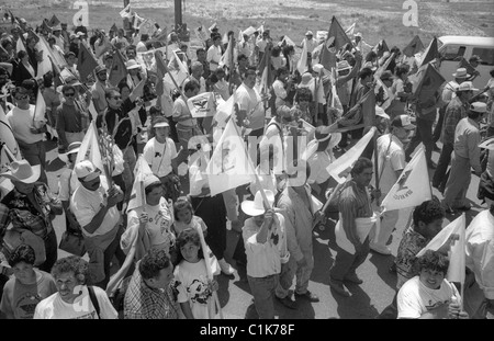 Tausende marschieren während UFW Führer Cesar Chavez Beerdigung Stockfoto