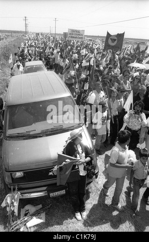 Tausende marschieren während UFW Führer Cesar Chavez Beerdigung Stockfoto