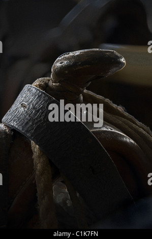 Antike Westernsattel mit Lasso und Gürtel am Sattel horn Stockfoto