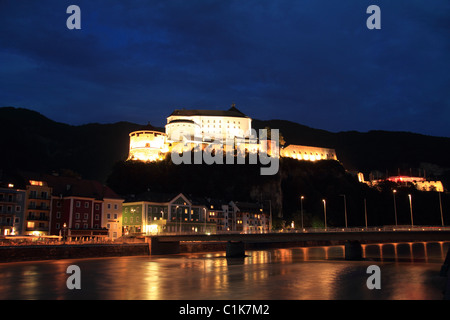 Die Festung Kufstein bei Nacht Stockfoto