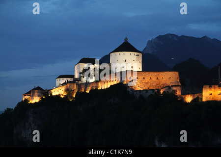 Die Festung Kufstein bei Nacht Stockfoto