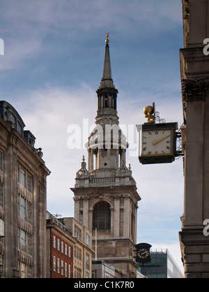LONDON, Großbritannien - 24. FEBRUAR 2011: Der Tower of St Mary-le-Bow Church. Stockfoto